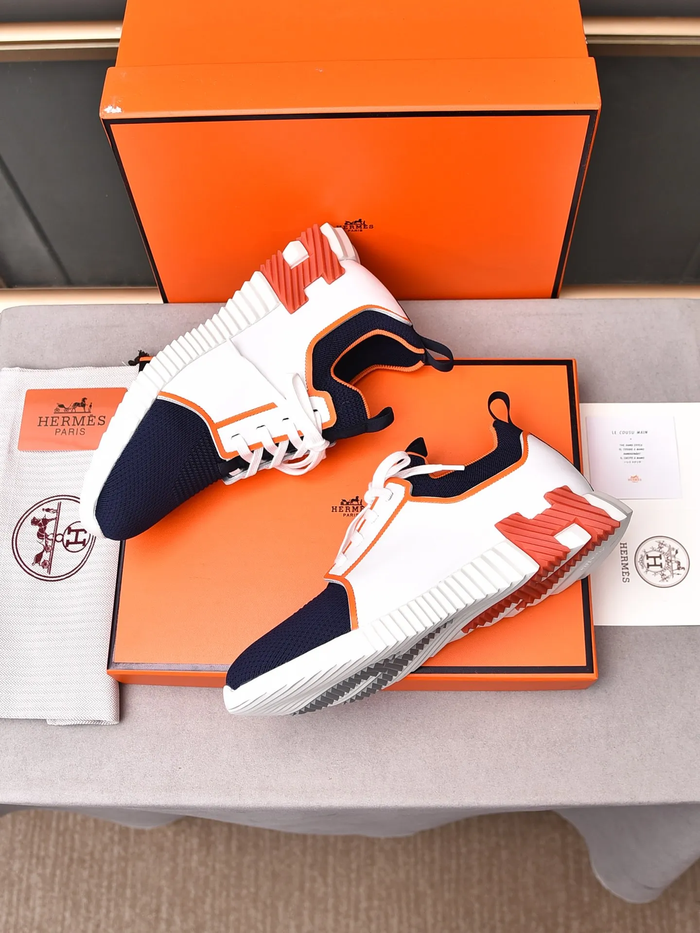 Factory price PP600 [Hermes] fe new arrival~ New Bouncing sneakers are the most comfortable shoes from Hermès, no one else⃣️. They are very light on the feet and look great. You won’t feel tired even when you go shopping and running around. 👍 Very light and comfortable, very light, suitable for both sports and leisure, and feel great when you step on them! It’s up to you to choose, there’s always what you want~ ✔️Fabric: Imported first-layer cowhide + high-elastic fly weave ✔️Inner lining: Imported water-dyed cow lining ✔️Outsole: Seamless combination of IP+TPU (multi-color letters) German technology irradiation machine ✔️Code number: Male 38-44 (45 customized)